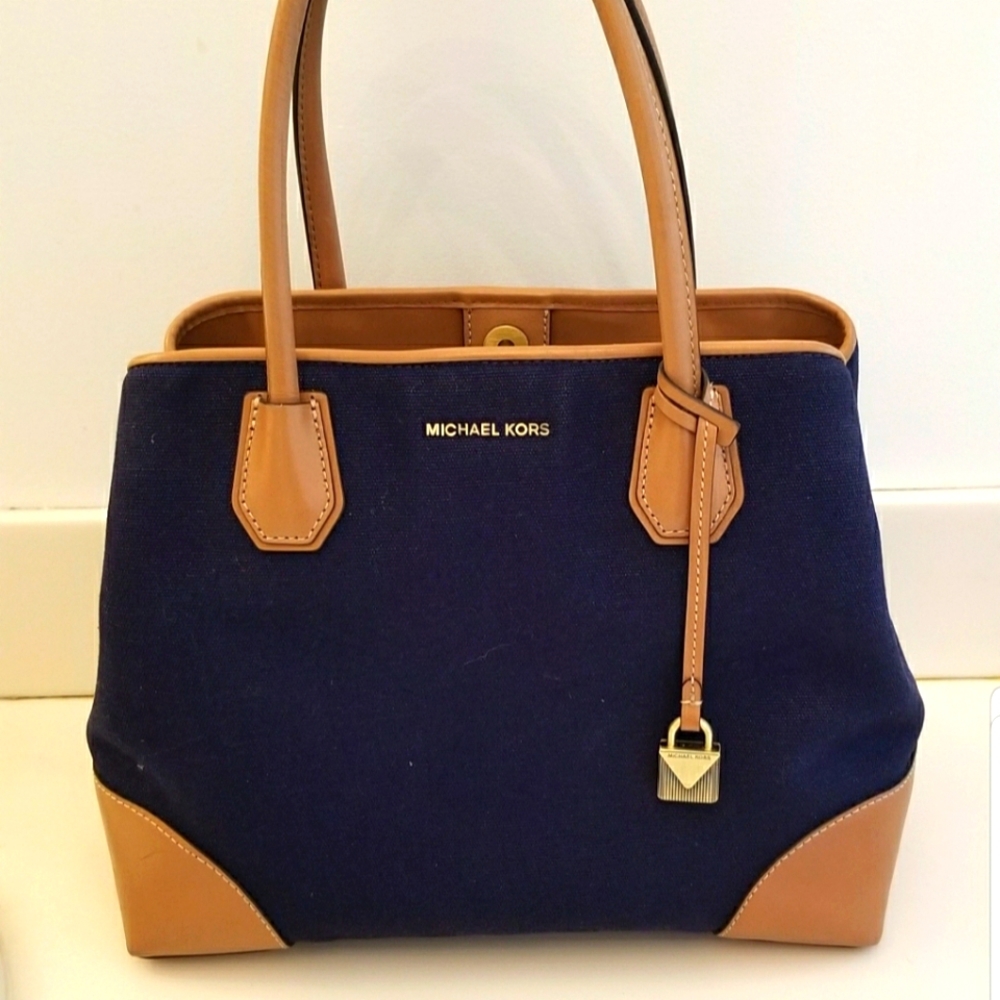 Authentic Michael Kors handbag in Navy Blue